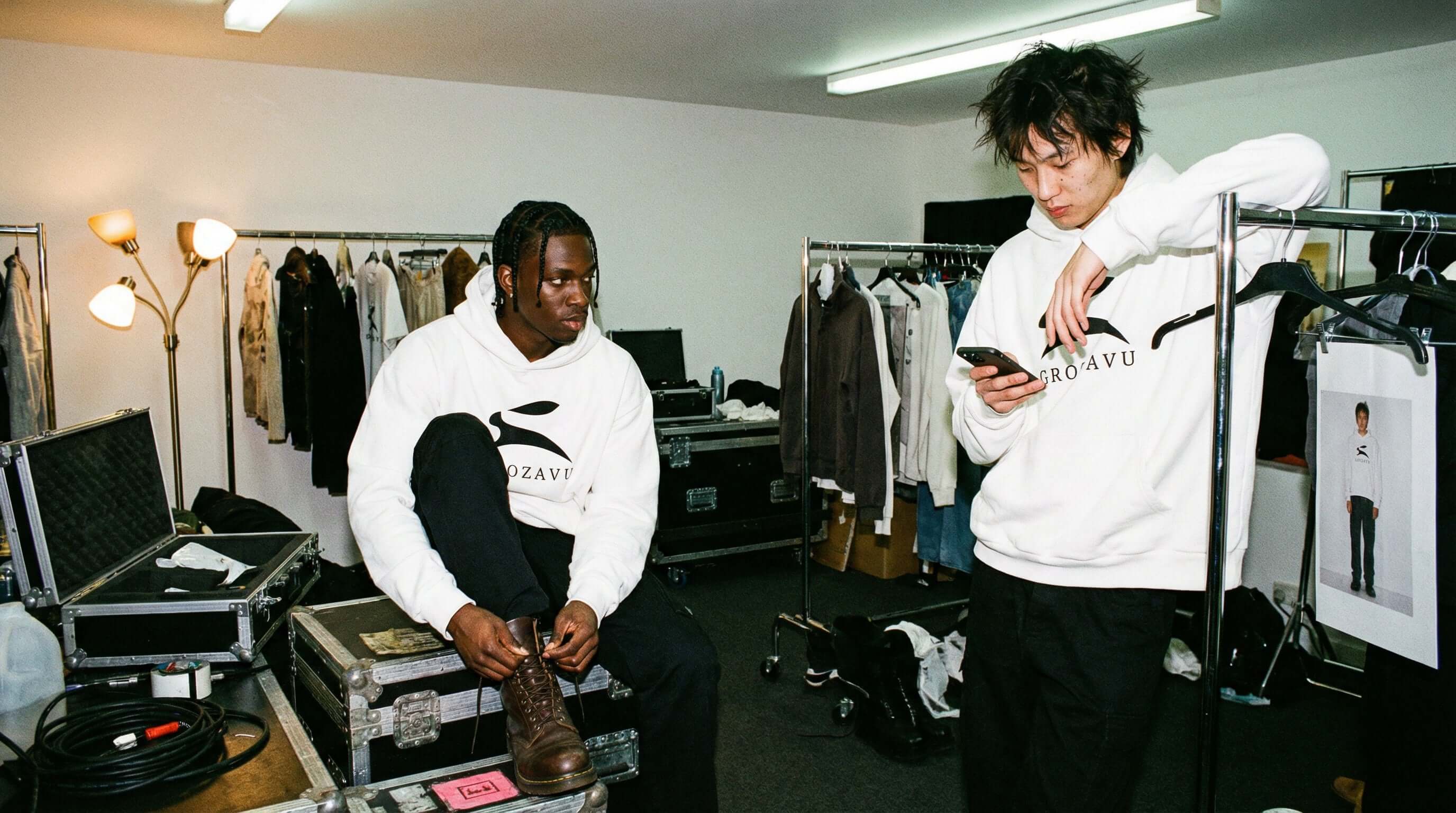 Modèle masculin à Paris portant un pantalon cargo Grozavu coupe large et une veste urbaine patchwork