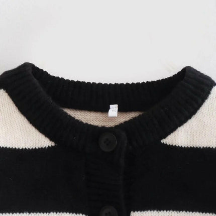 Grozavu's Black and White Striped Knitted Sweater: Crop Top for Women at €44.99