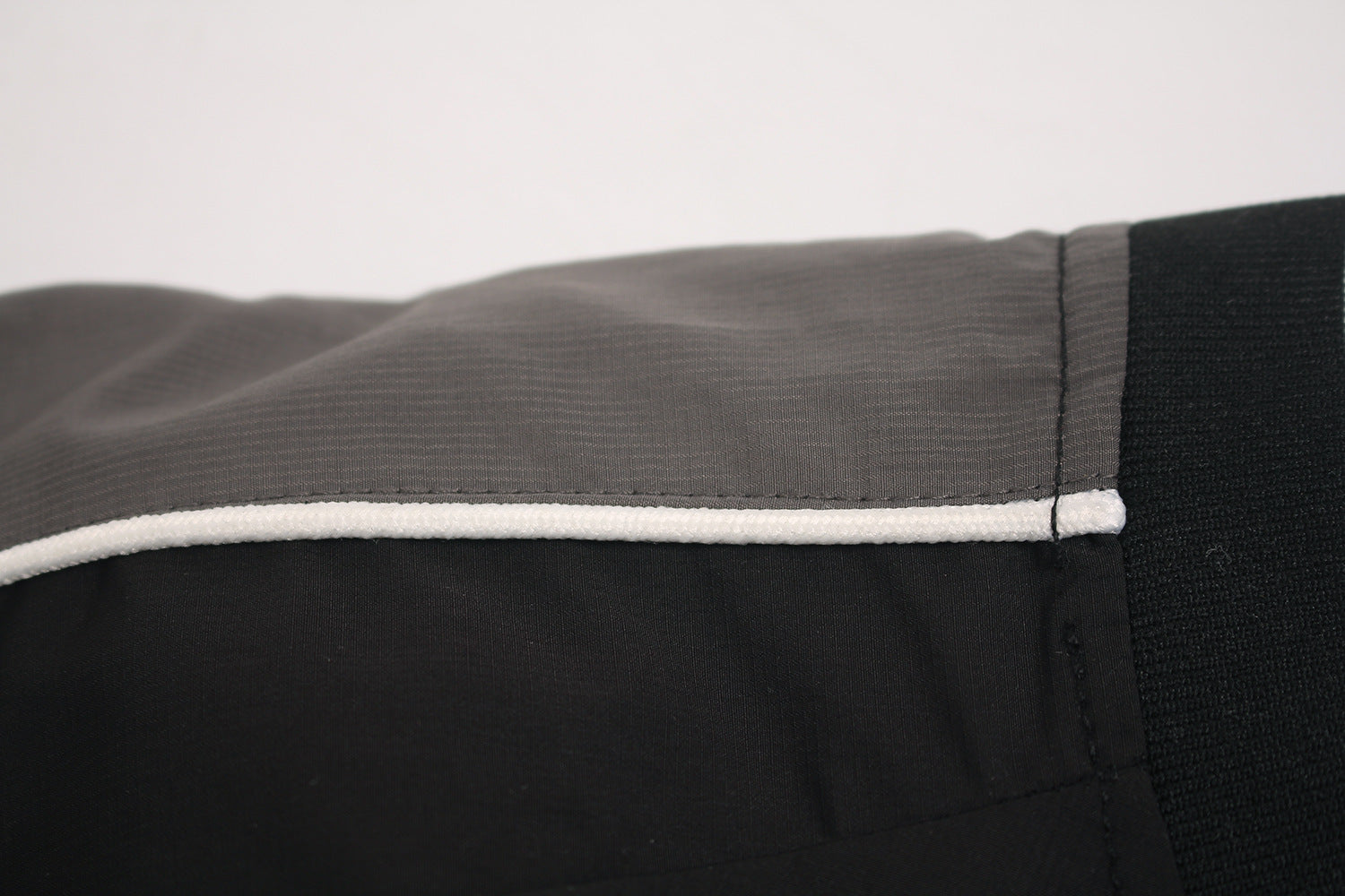 Camisa de Manga Larga con Cuello en V Deportiva Impermeable Negra Blanca