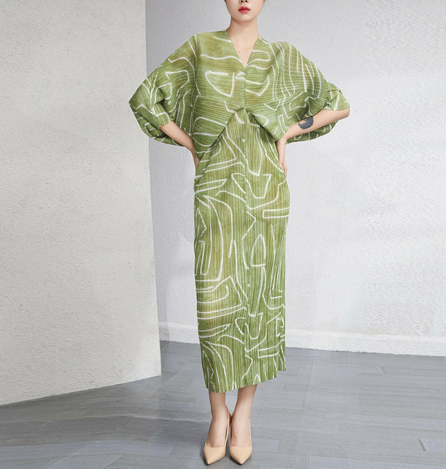 Grozavu V-Neck Batwing Sleeve Printed Dress: Fashionable Elegance at €100.99