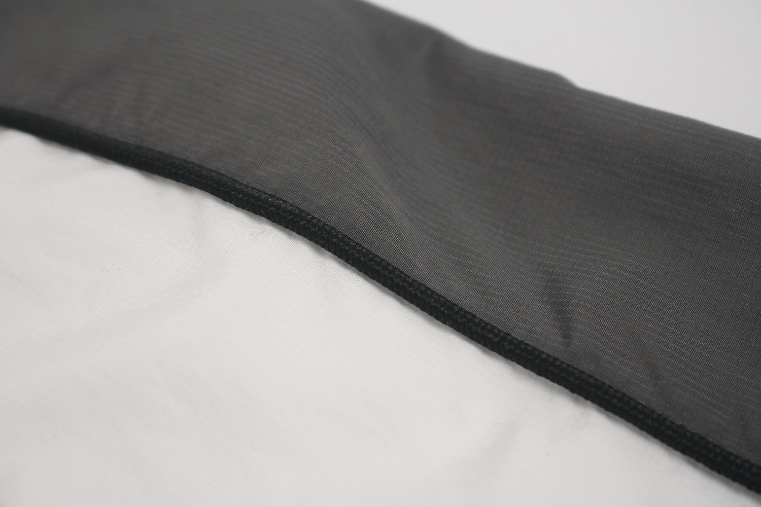 Camisa de Manga Larga con Cuello en V Deportiva Impermeable Negra Blanca