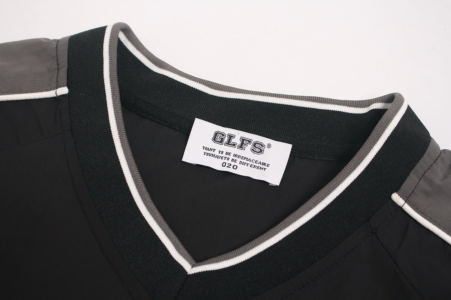 Camisa de Manga Larga con Cuello en V Deportiva Impermeable Negra Blanca