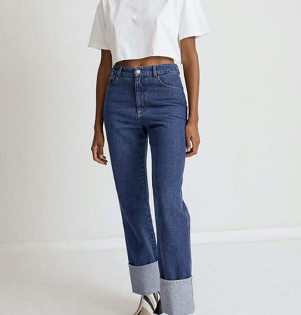 Sport Crop Cotton Top - Loose Fit paired with high-waisted blue jeans for a stylish casual look.