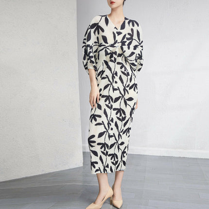 Grozavu V-Neck Batwing Sleeve Printed Dress: Fashionable Elegance at €100.99