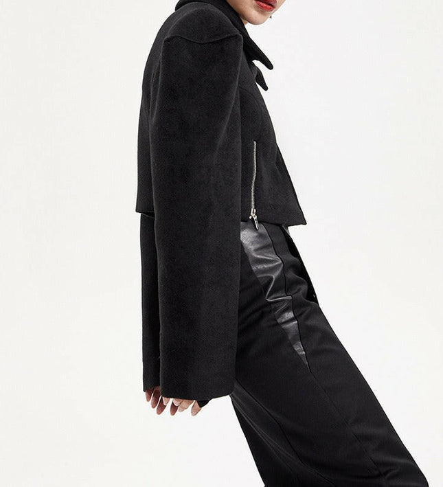 La silhouette chic de Grozavu : un manteau à épaules larges pour les femmes avant-gardistes
