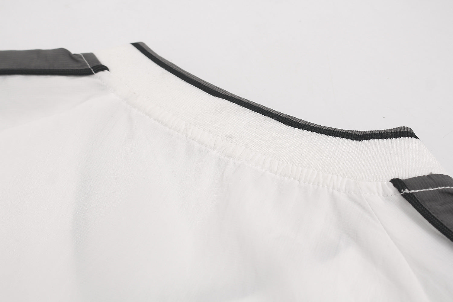 Camisa de Manga Larga con Cuello en V Deportiva Impermeable Negra Blanca