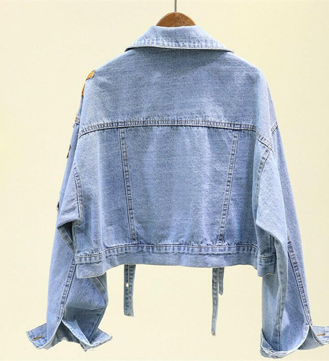La veste en jean de Grozavu : broderies florales et paillettes pour un streetwear chic