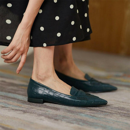 Grozavu: French Style Retro Pointy Flat Heel Shoes at €128.99