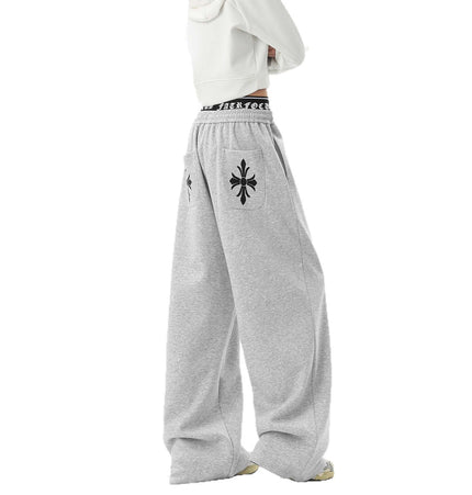 Winter Wide-Leg Pants – Relaxed Fit, featuring a cozy gray wide-leg silhouette with sporty detailing.