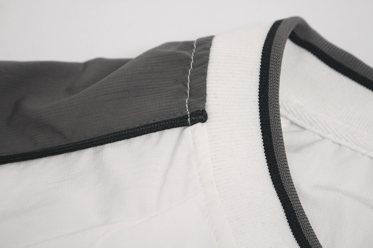 Camisa de Manga Larga con Cuello en V Deportiva Impermeable Negra Blanca