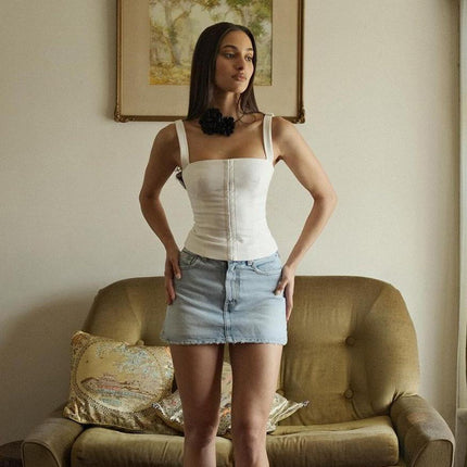 Camiseta sin mangas ajustada con cinturilla