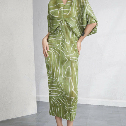 Grozavu V-Neck Batwing Sleeve Printed Dress: Fashionable Elegance at €100.99