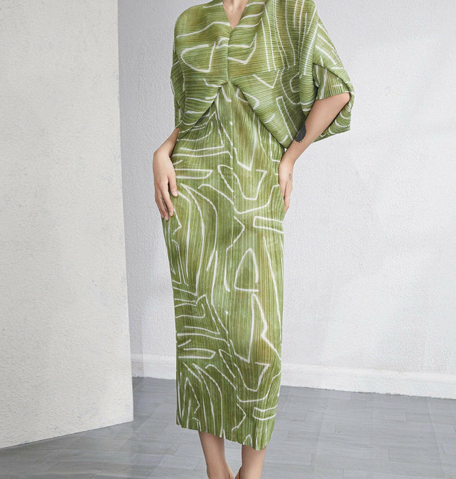 Grozavu V-Neck Batwing Sleeve Printed Dress: Fashionable Elegance at €100.99