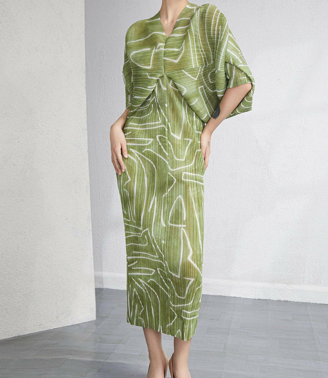 Grozavu V-Neck Batwing Sleeve Printed Dress: Fashionable Elegance