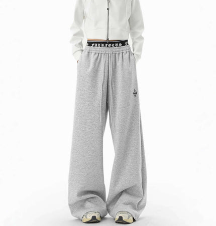 Winter Wide-Leg Pants – Relaxed Fit model wearing gray pants with oversized silhouette and sporty style.