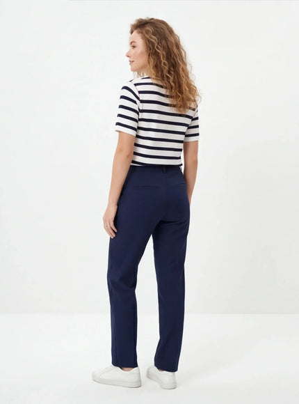 Abbigliamento Oversized – in Tessuto Traspirante con Design Architettonico