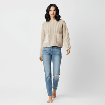 Contrast Cropped Knit Sweater – Slim Fit worn with blue jeans, showcasing a modern street style look.