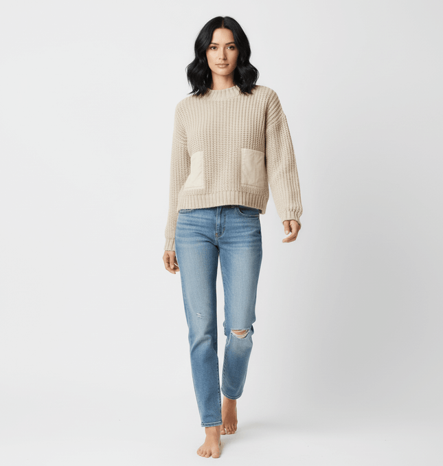 Contrast Cropped Knit Sweater – Slim Fit worn with blue jeans, showcasing a modern street style look.