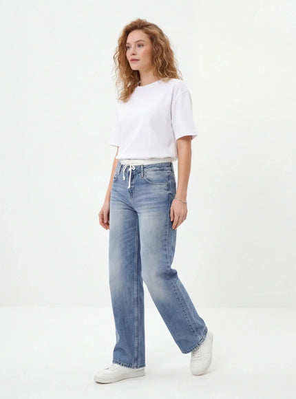 Erhöhte Jeans – mit hochwertiger Textur und architektonischem Design