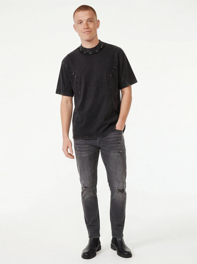 Camiseta decorada con metal de patchwork desgastada de ajuste esencial