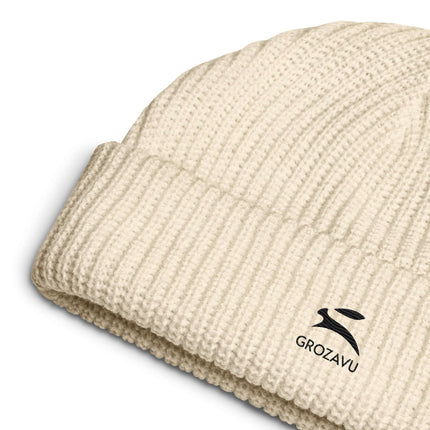 Grozavu beanie in cream color with ribbed knit texture and logo, perfect for staying warm and stylish.