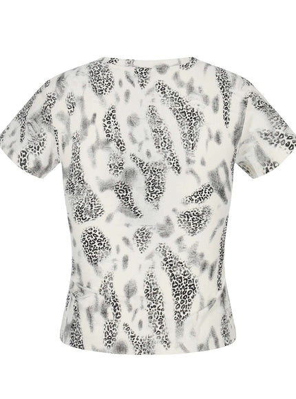 Iconic T-Shirt by Grozavu - Studio Focus (Pos 5)