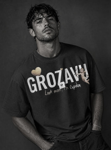La camiseta gráfica de algodón egipcio Grozavu