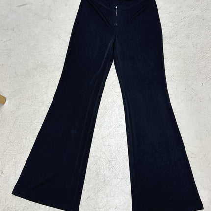 Low-Waist Flared Leggings – Slim Fit in black with a V-shaped front and flared leg design.