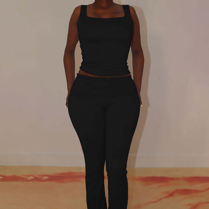 Pleated Vest Two-Piece Set – Loose Fit model wearing a black sleeveless vest and matching long pants.