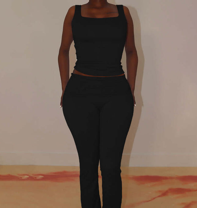 Pleated Vest Two-Piece Set – Loose Fit model wearing a black sleeveless vest and matching long pants.