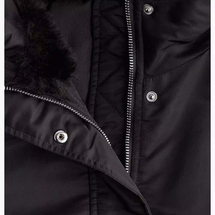 Close-up of the fabric and zipper details of the Retro Flight Jacket – Oversized in black, featuring a cozy hood.