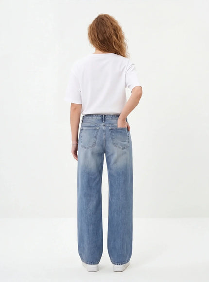 Erhöhte Jeans – mit hochwertiger Textur und architektonischem Design