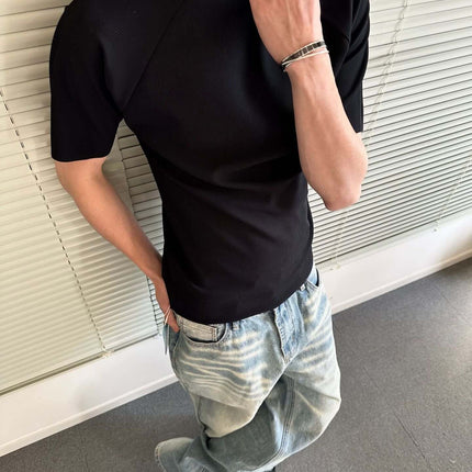 Grozavu Seamless Jacquard TShirt – Loose Fit in black paired with relaxed denim for a modern casual look.