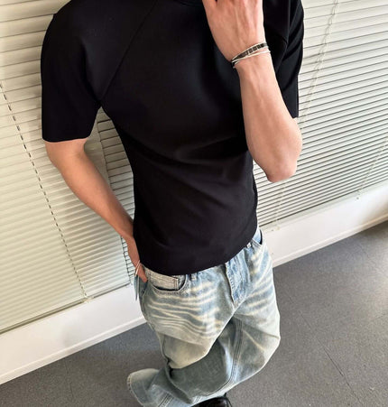 Grozavu Seamless Jacquard TShirt – Loose Fit in black paired with relaxed denim for a modern casual look.