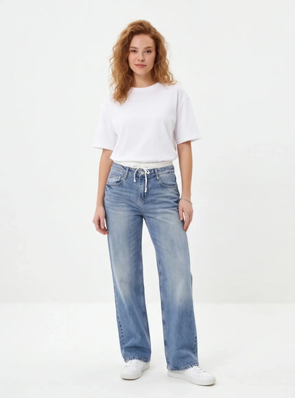 Erhöhte Jeans – mit hochwertiger Textur und architektonischem Design