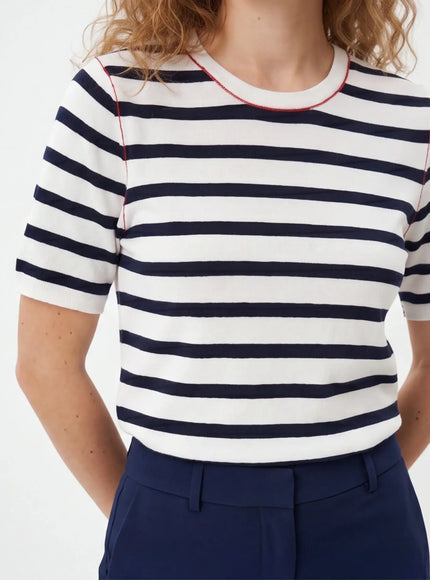 Abbigliamento Oversized – in Tessuto Traspirante con Design Architettonico
