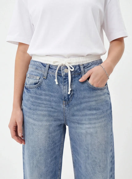 Erhöhte Jeans – mit hochwertiger Textur und architektonischem Design